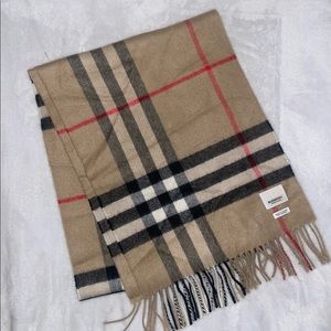 Burberry scarf (The classic check cashmere scarf)